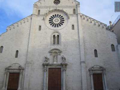 Entriamo ora a Bari Vecchia per recarci nella Cattedrale